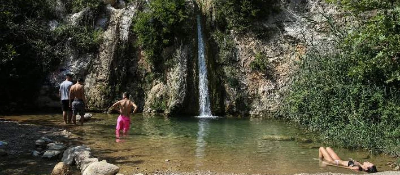 Δείτε τον καταρράκτη που βρίσκεται σε «απόσταση αναπνοής» από την Αθήνα (φωτο)